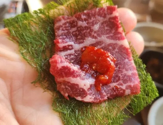 백김치와 다대기를 올린 한우 사시미