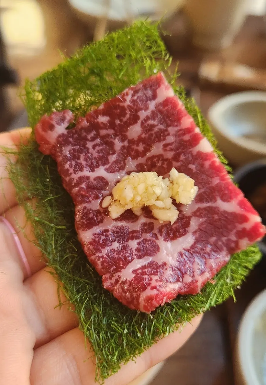 마늘 기름장에 찍은 한우 사시미