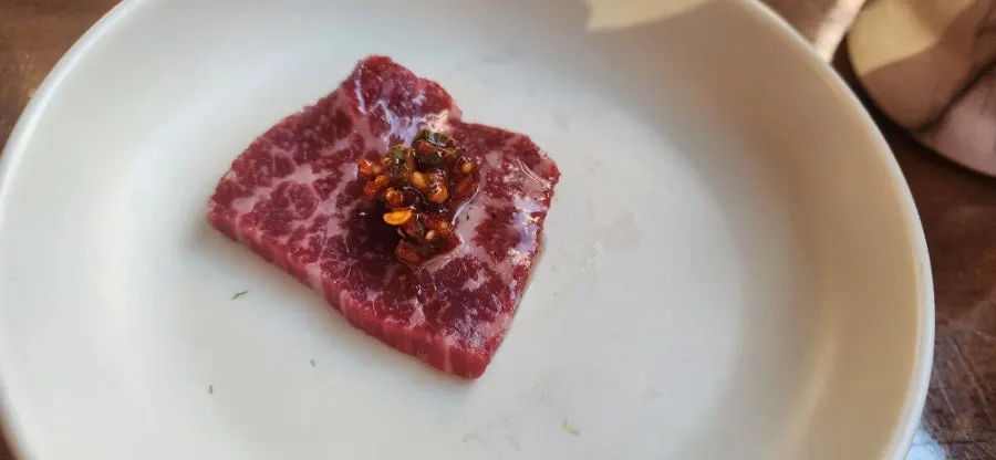 마블링이 보이는 우둔 속살 사시미