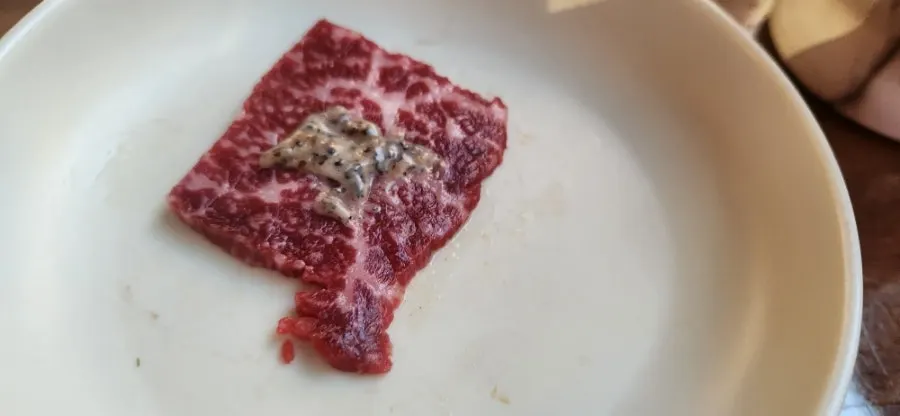 매콤한 다대기와 한우 사시미