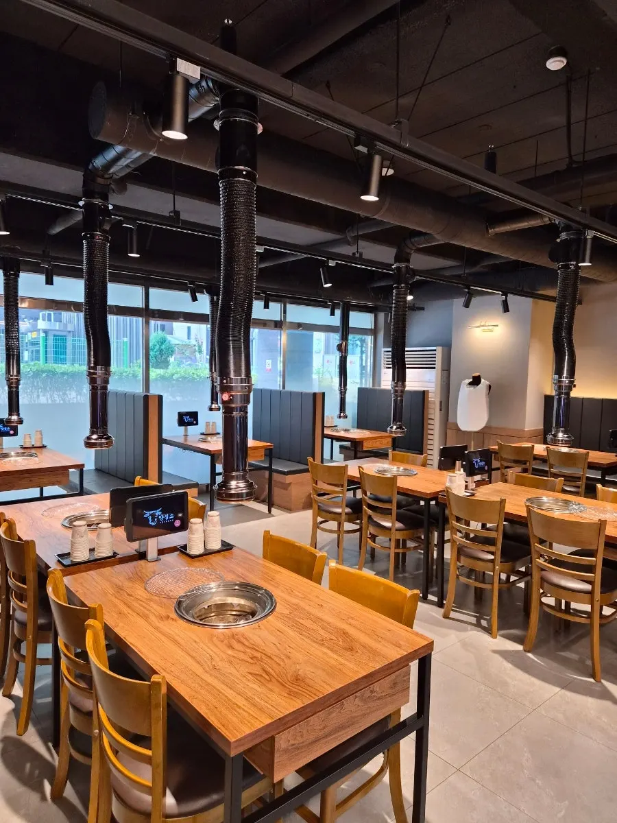 Yangsimso interior with widely spaced tables