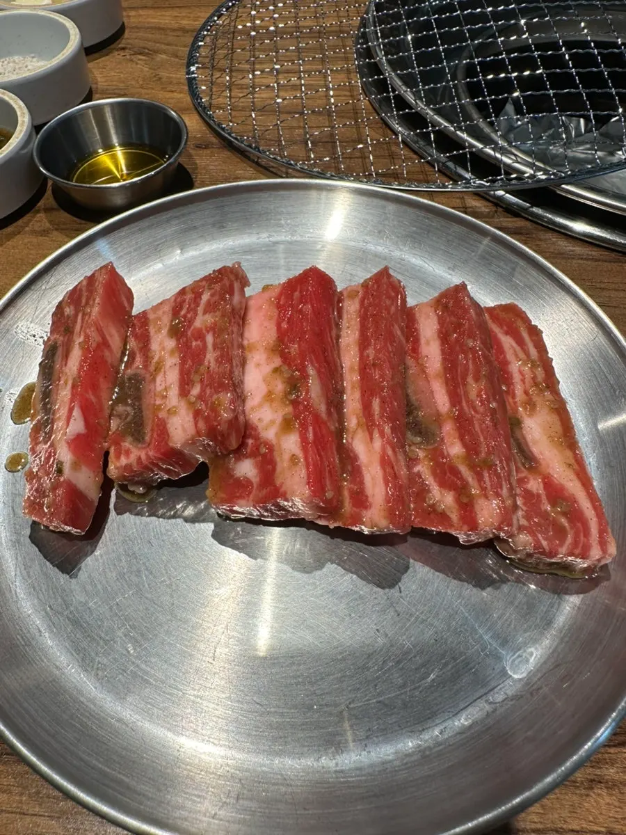 양심소 기본 반찬과 겉절이김치 사진