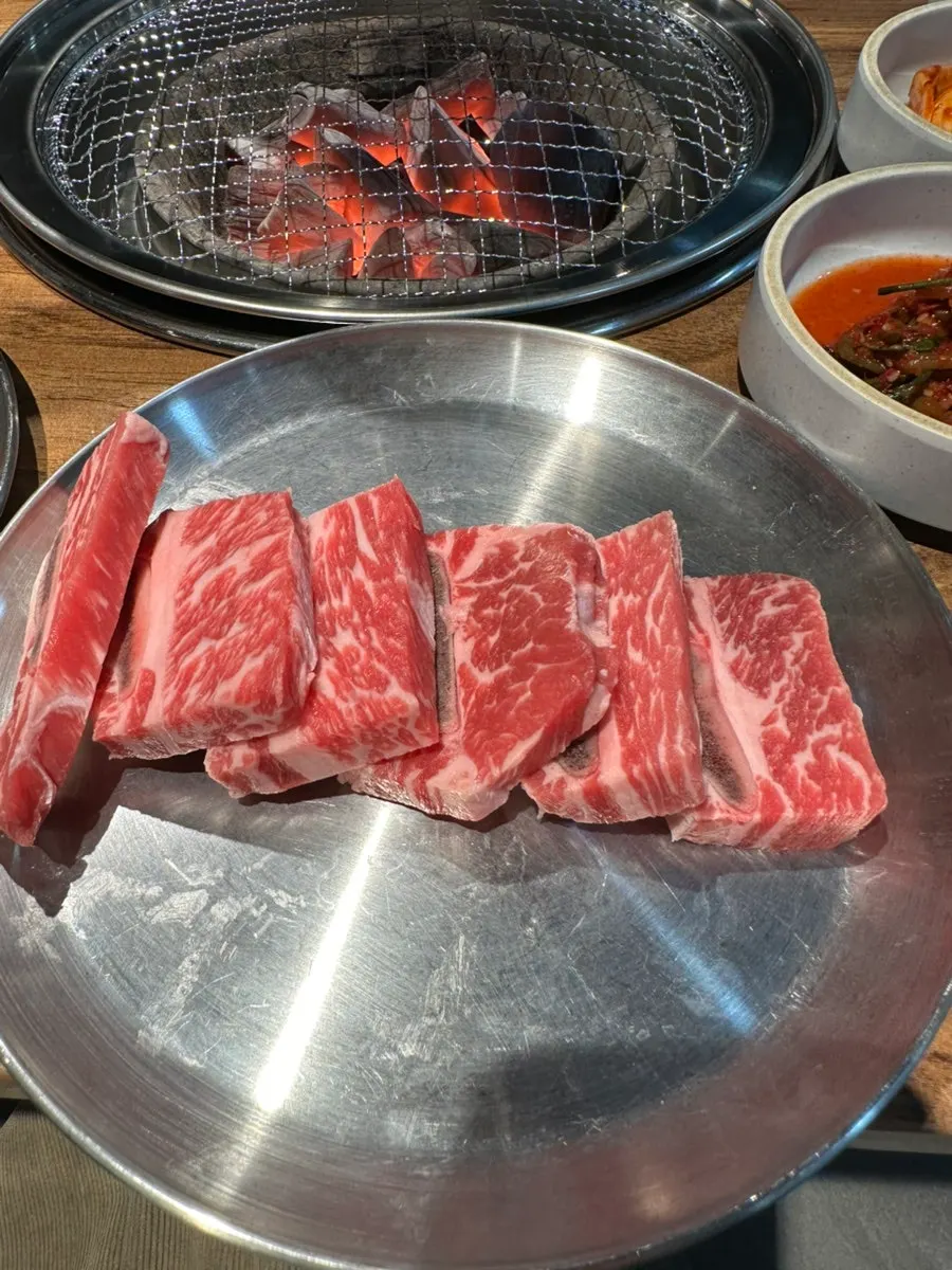 양심소 고기 곁들임 반찬 사진