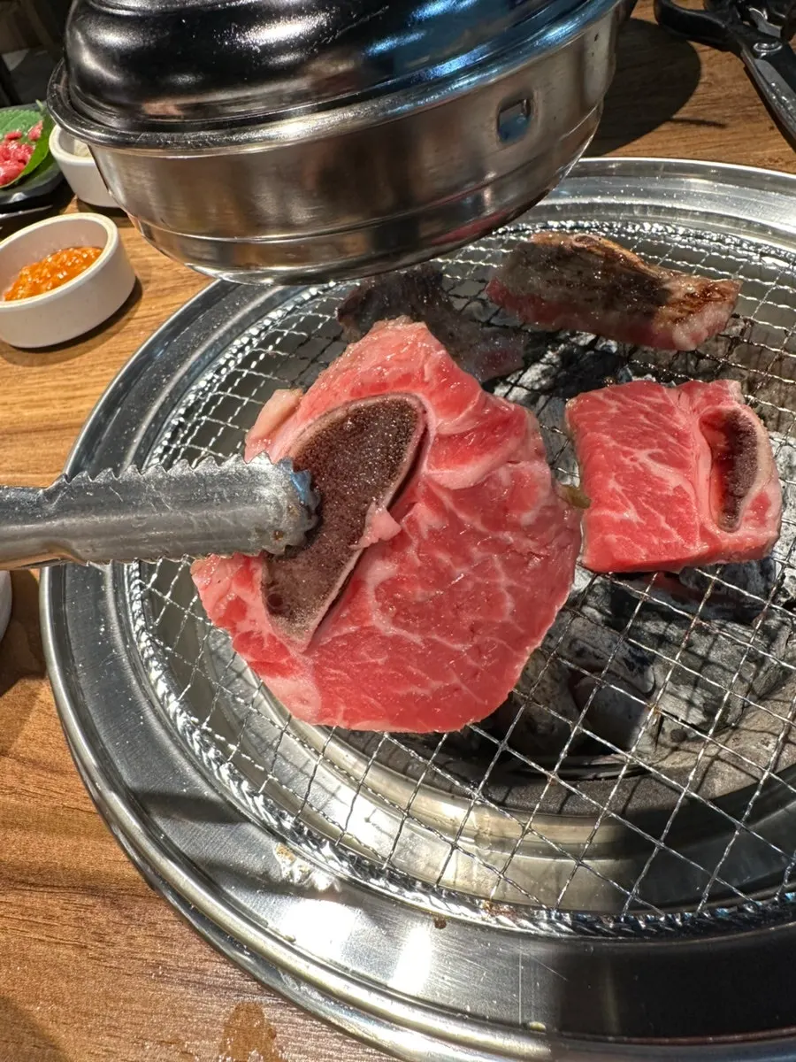 숯불에 굽는 양념 LA갈비 사진