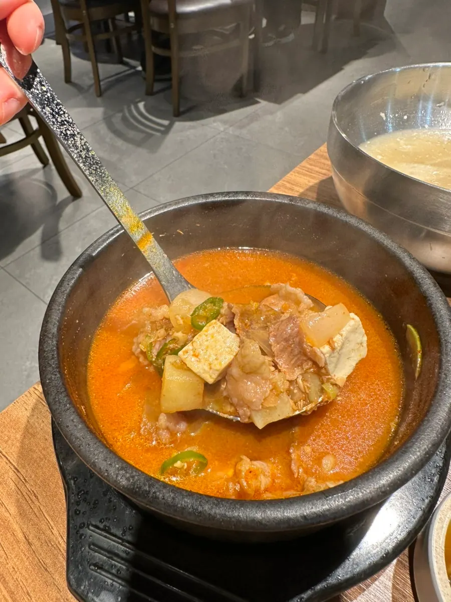마블링이 있는 생갈비 구이 사진
