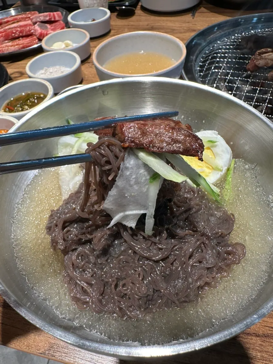 LA갈비와 냉면을 함께 먹는 한입