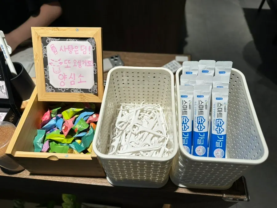 식사 후 치실과 가글이 마련된 공간