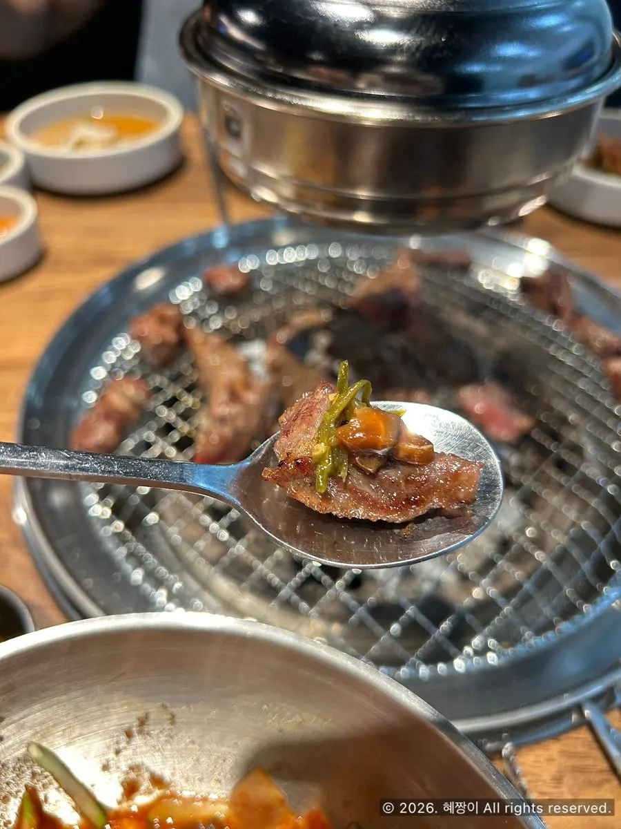 비빔냉면과 개별 포장 소스