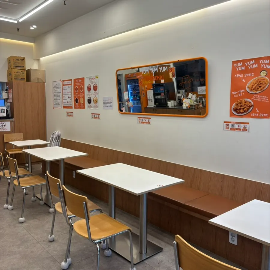 얌볶이 내부 좌석 사진