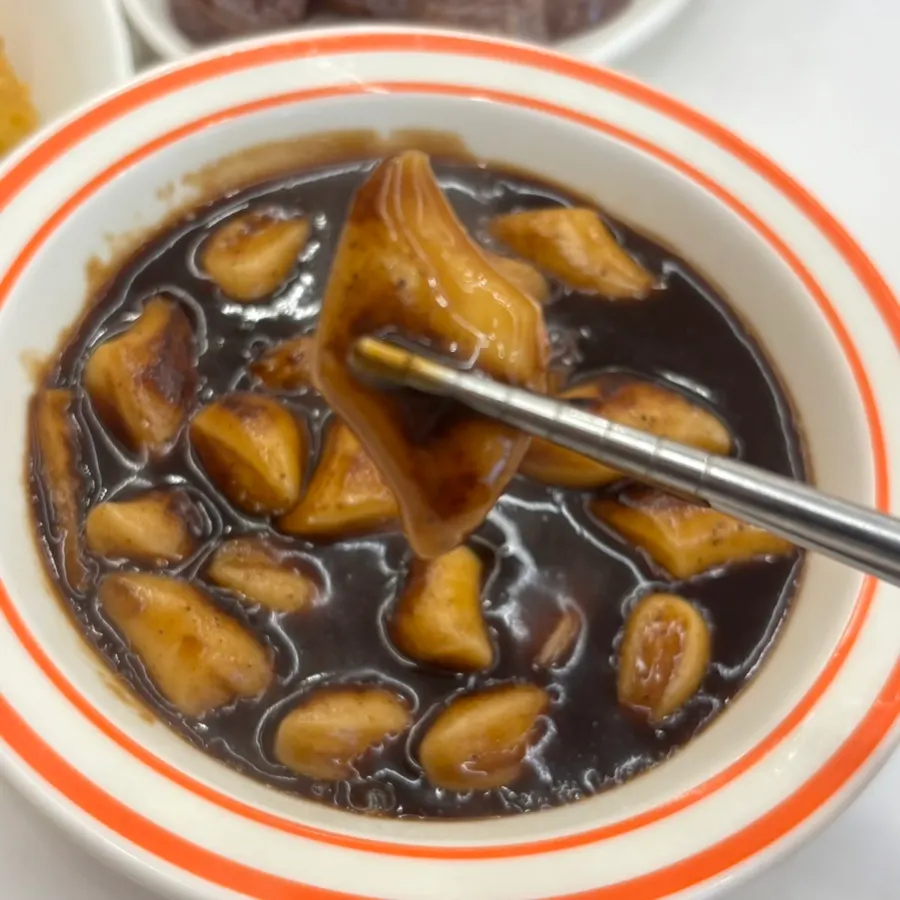 동글동글한 쌀떡 짜장떡볶이 사진