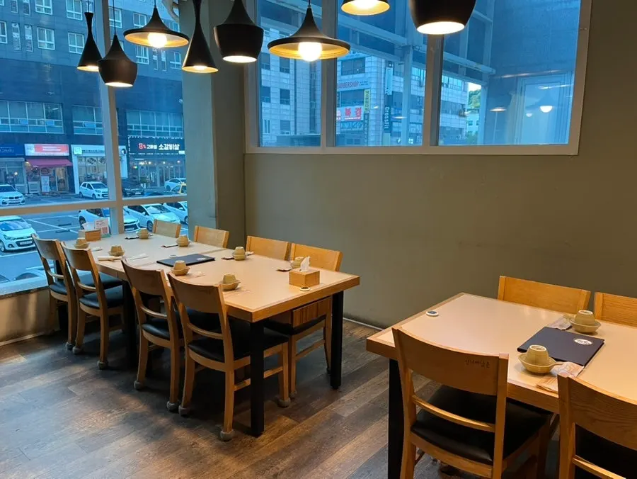 Interior del restaurante a la hora de cenar