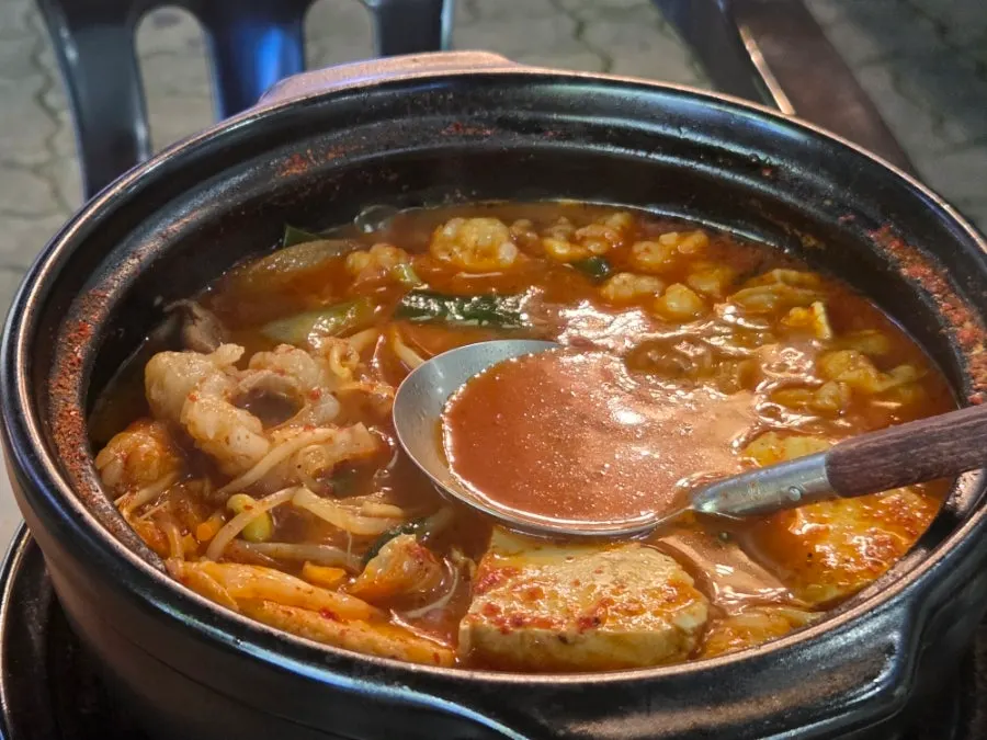 Pleasantly spicy, rich daechang hot-pot broth
