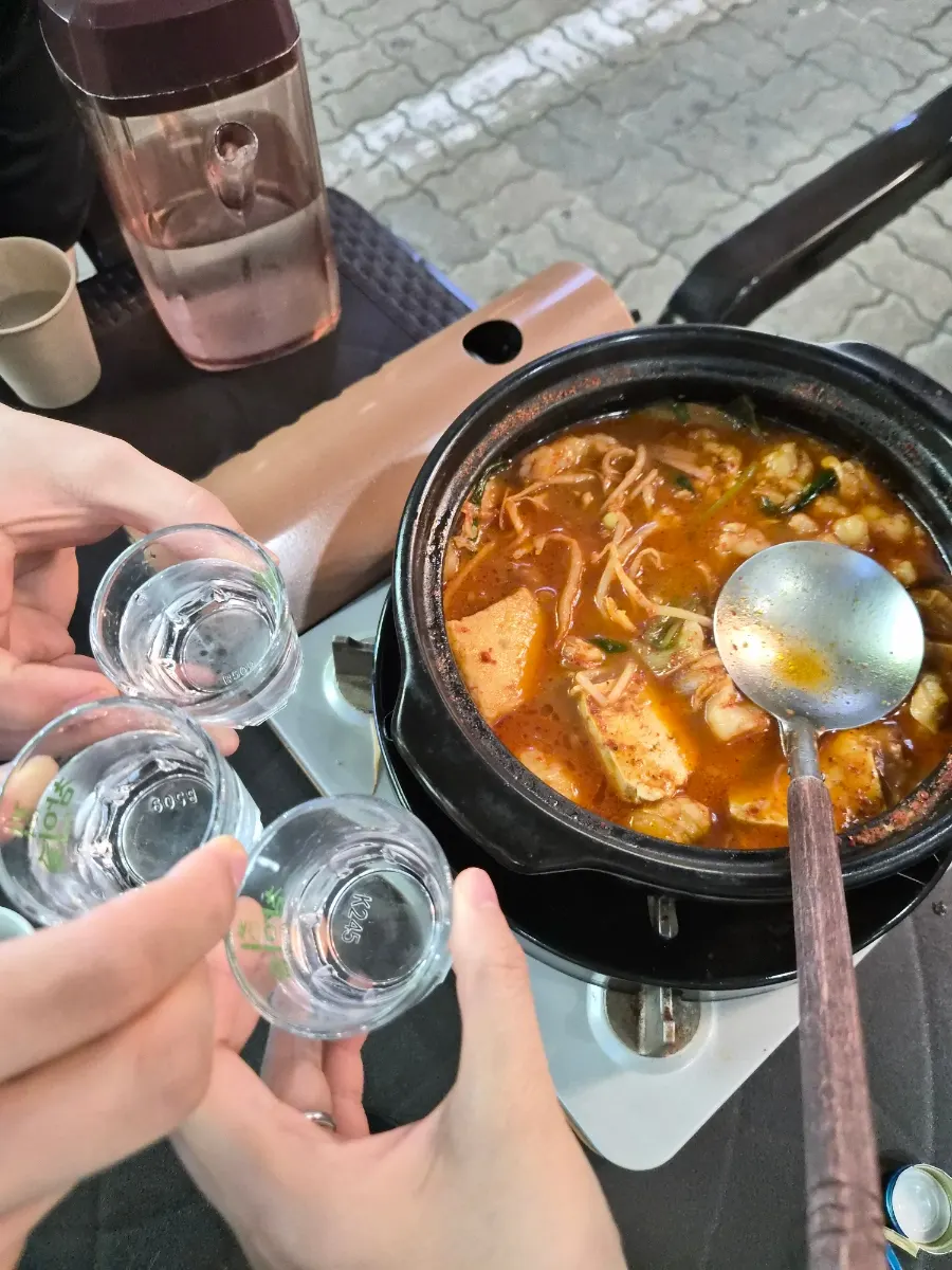 Enjoying hot pot and drinks at Horangi Gul Gojan Branch