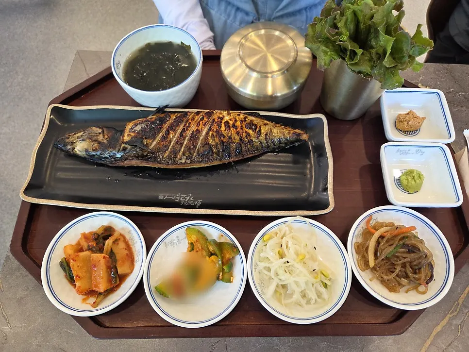 세 명이 각각 주문한 생선구이 정식 상차림