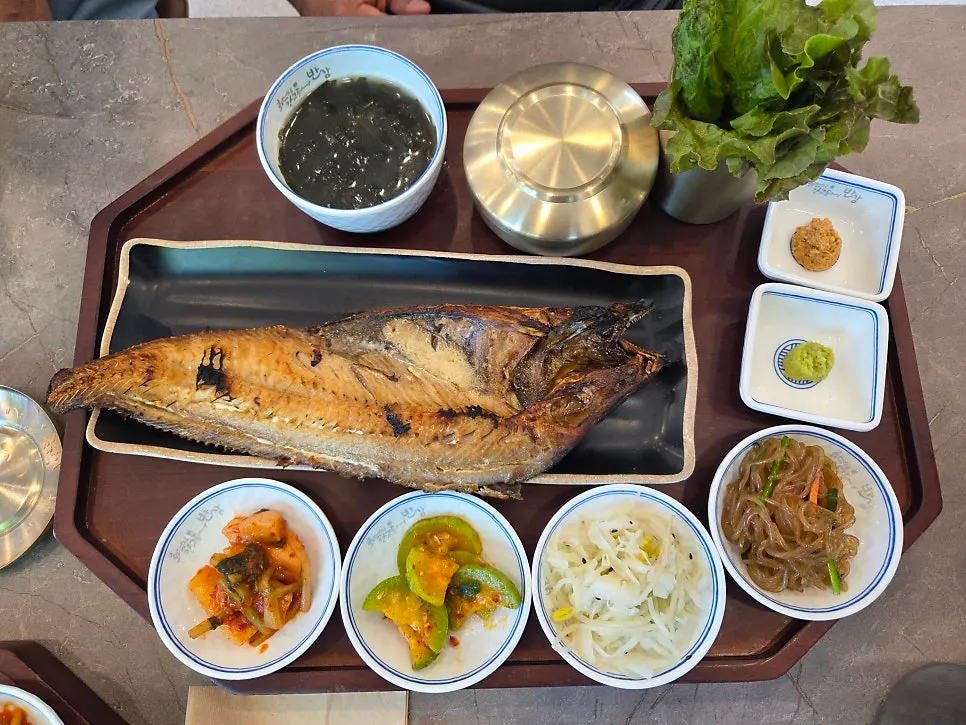 겉이 노릇하게 구워진 화덕 고등어구이 정식