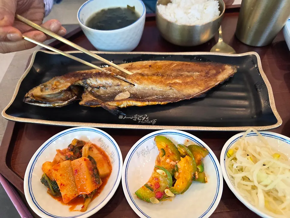 생선구이 정식 세 쟁반을 위에서 찍은 항공샷