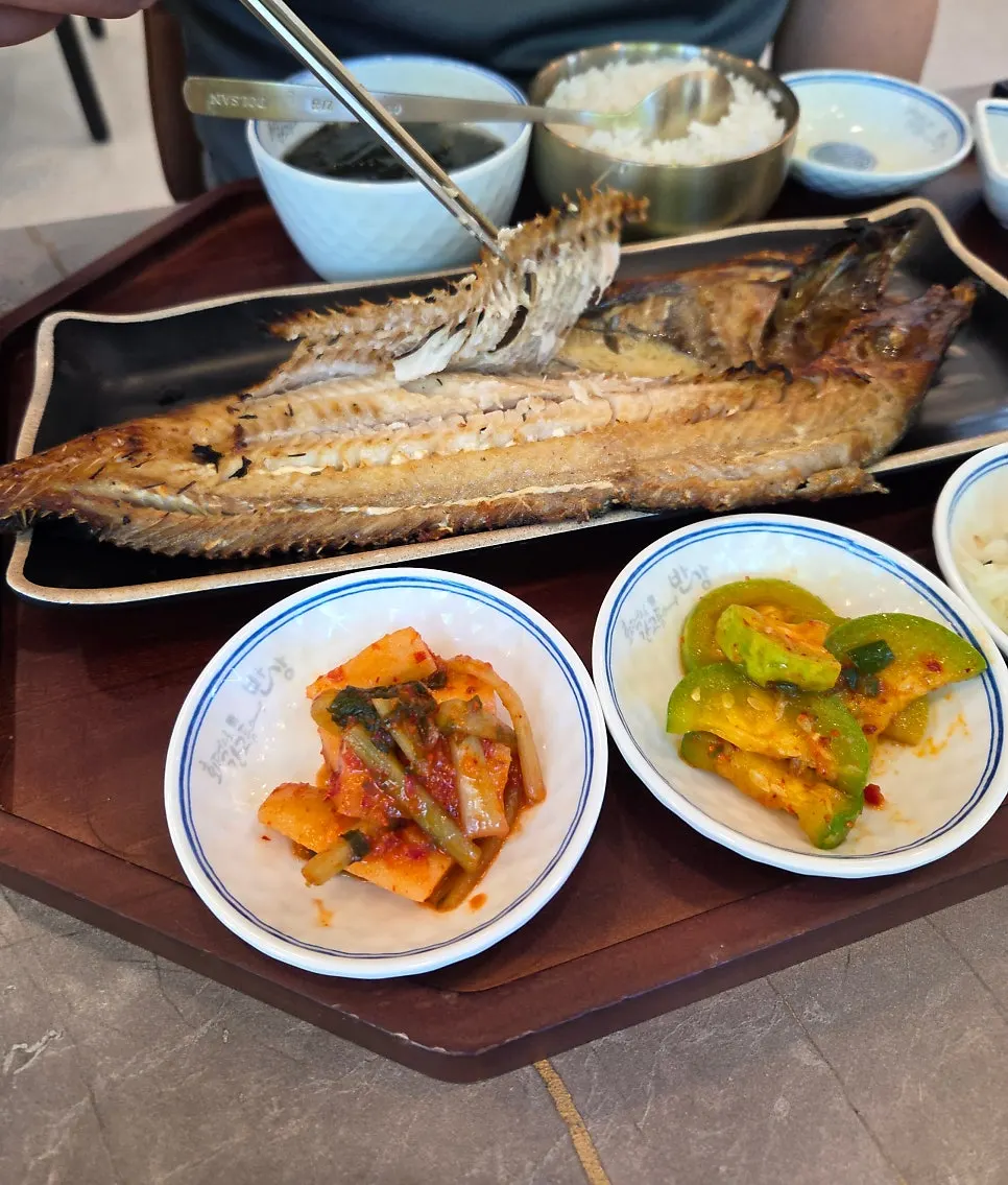 살을 발라낸 고등어구이 속살