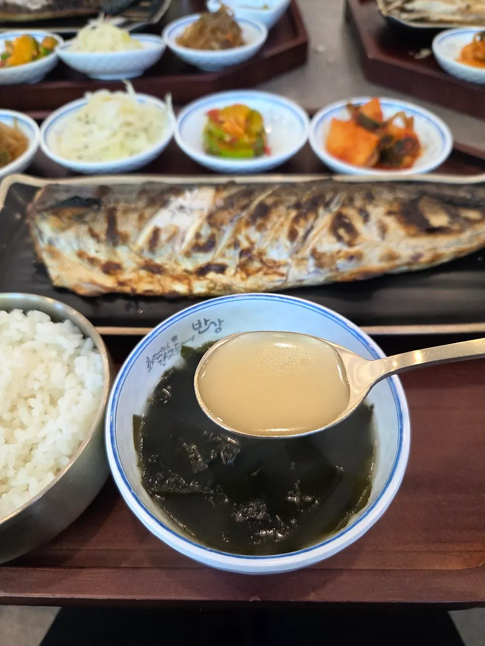 정식과 함께 나온 깔끔한 미역국