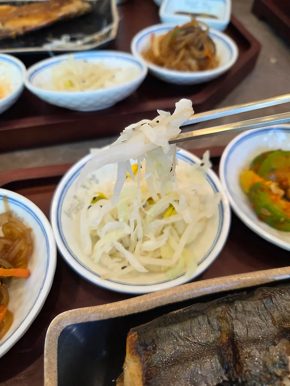 정식에 함께 나온 반찬 네 가지