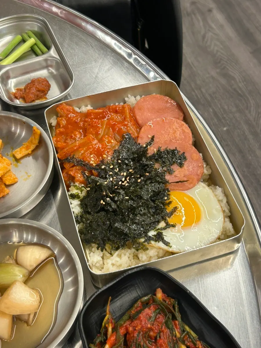 테이블 간격이 넓은 매장 내부