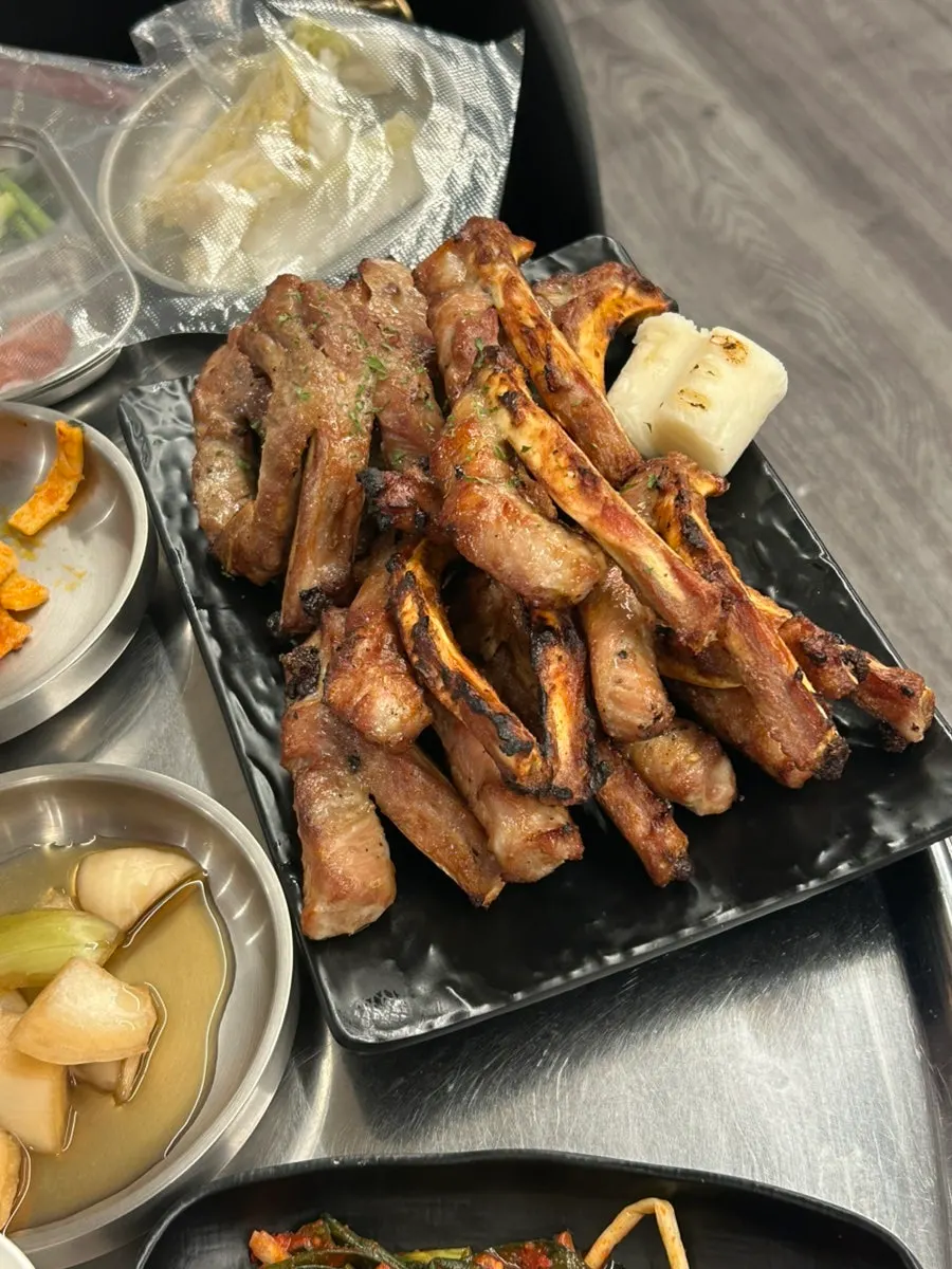 계란말이와 소시지가 담긴 옛날도시락