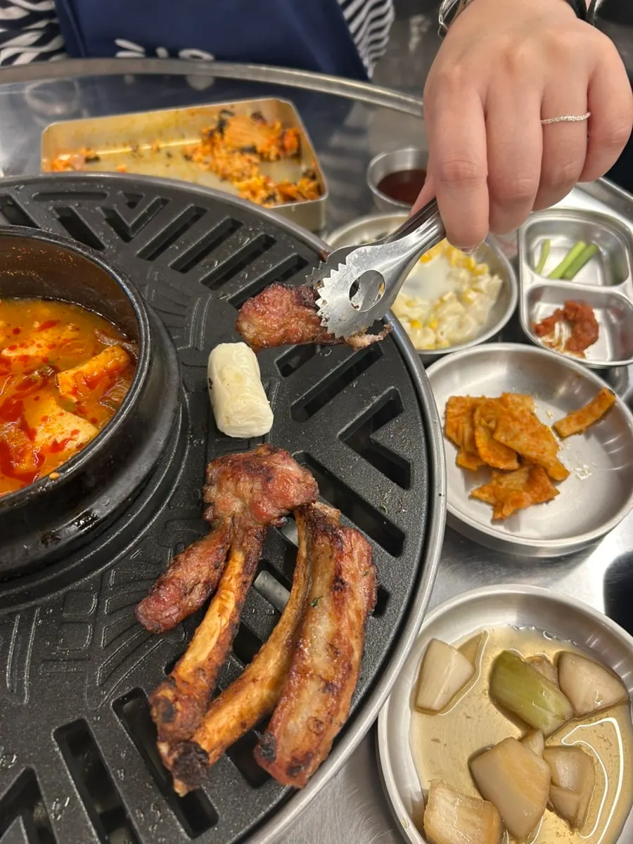 불판에서 굽는 소금쪽갈비