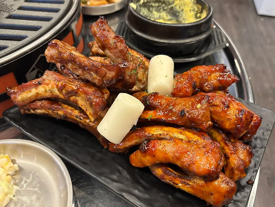 Spicy jjokgalbi and BBQ jjokgalbi set on the table