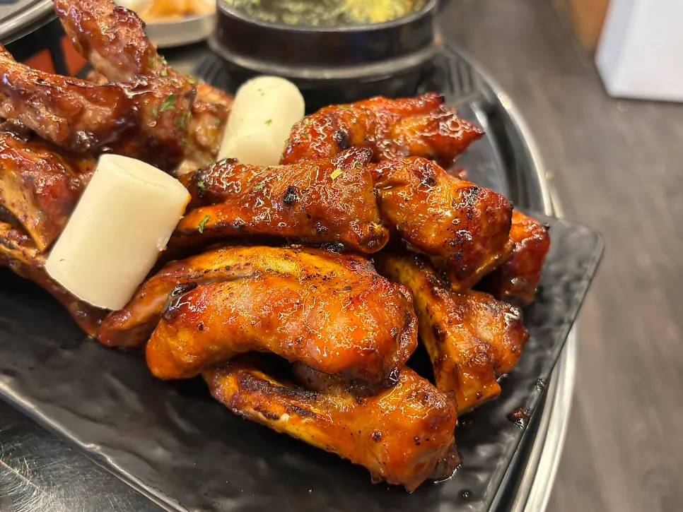 Fully cooked jjokgalbi in two flavors served at the table