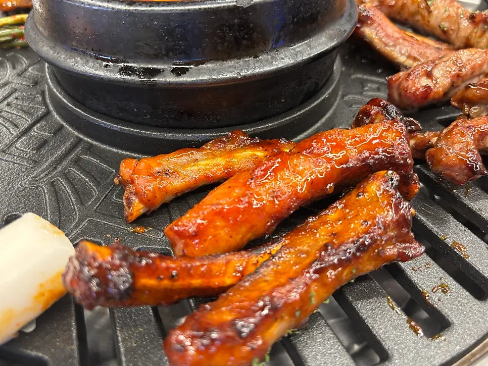 Close-up of jjokgalbi fully cooked over charcoal