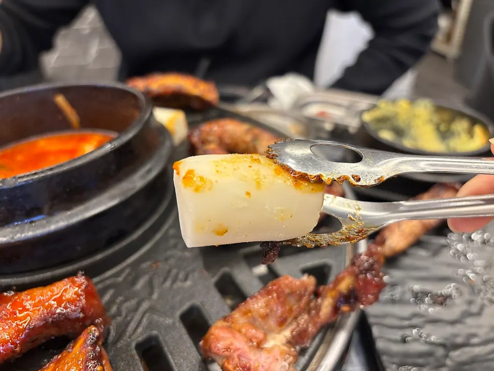 Picking up a piece of BBQ jjokgalbi
