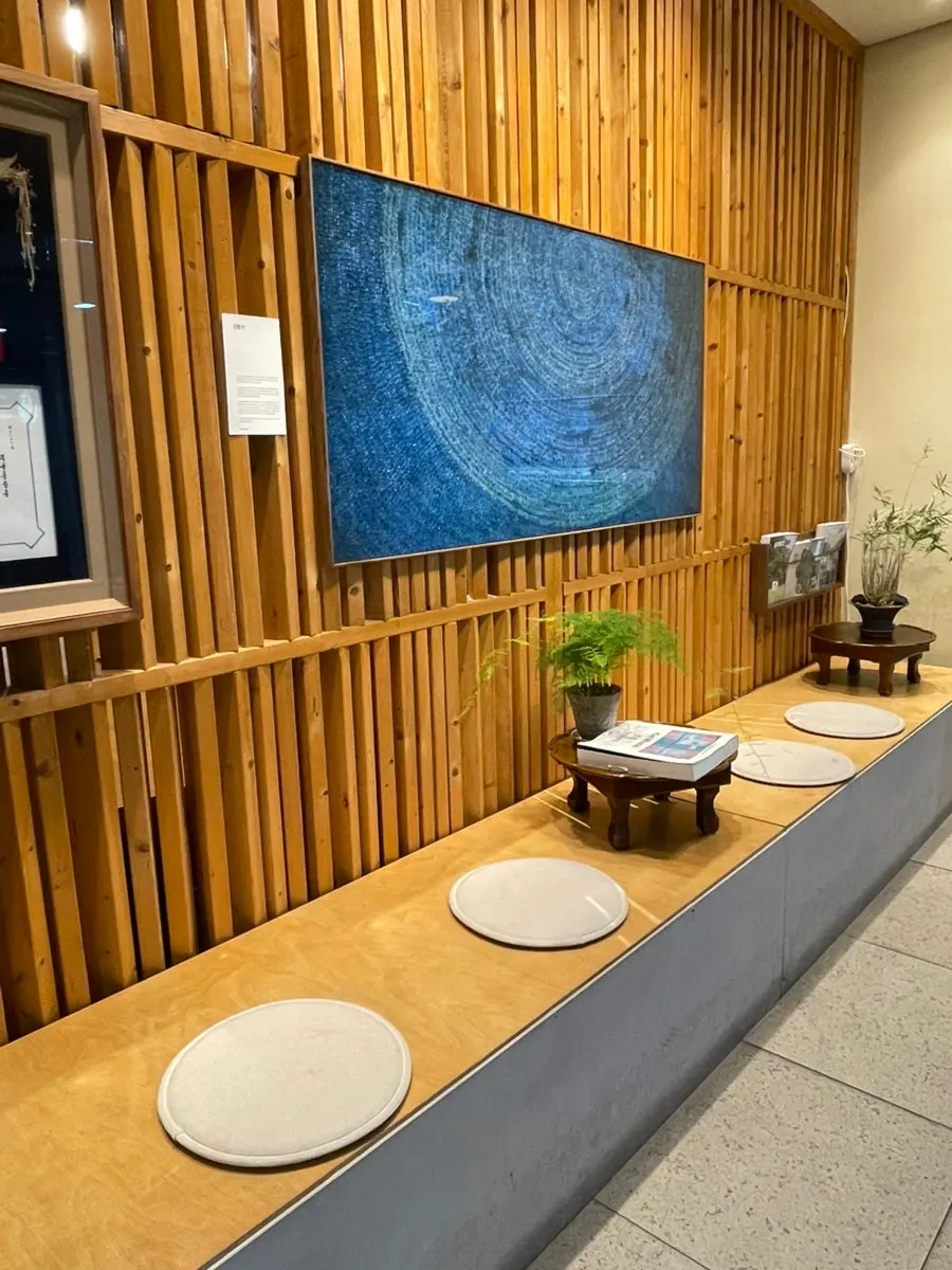 Self-serve bar for side dishes and rice