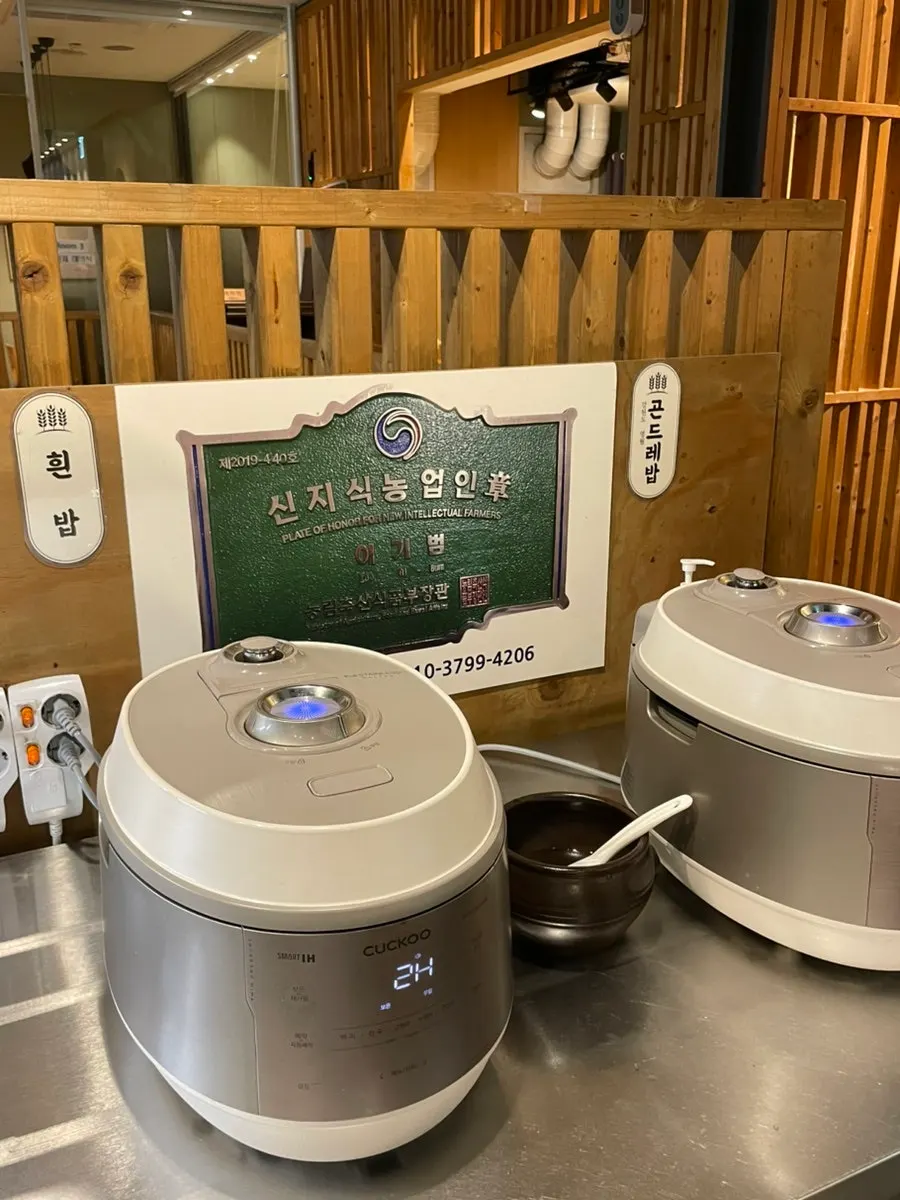 Gondre rice and white rice section at the self-serve bar