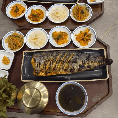 Exterior of a wood-fired grilled-fish specialist near Handaeap Station
