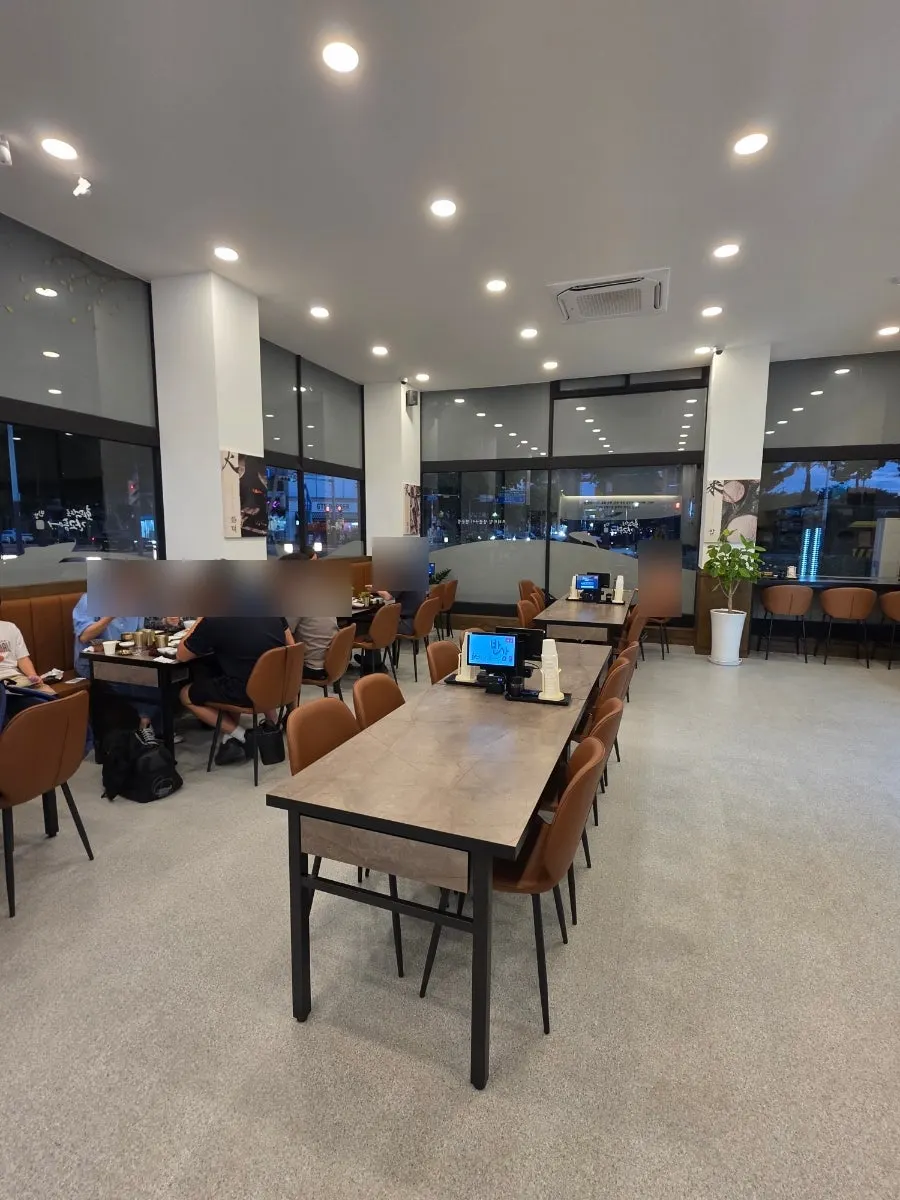 Comfortable wood-fired grilled-fish restaurant without cooking odors