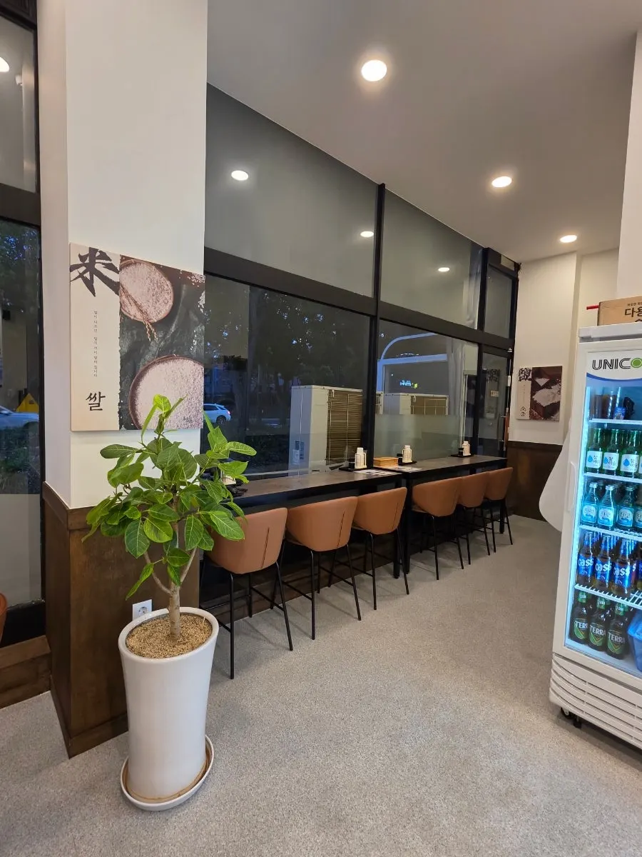 Window-side seating for solo diners