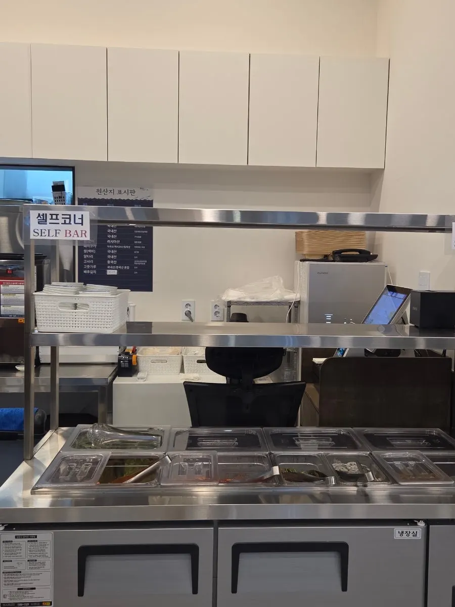Unlimited self-serve side-dish bar selection