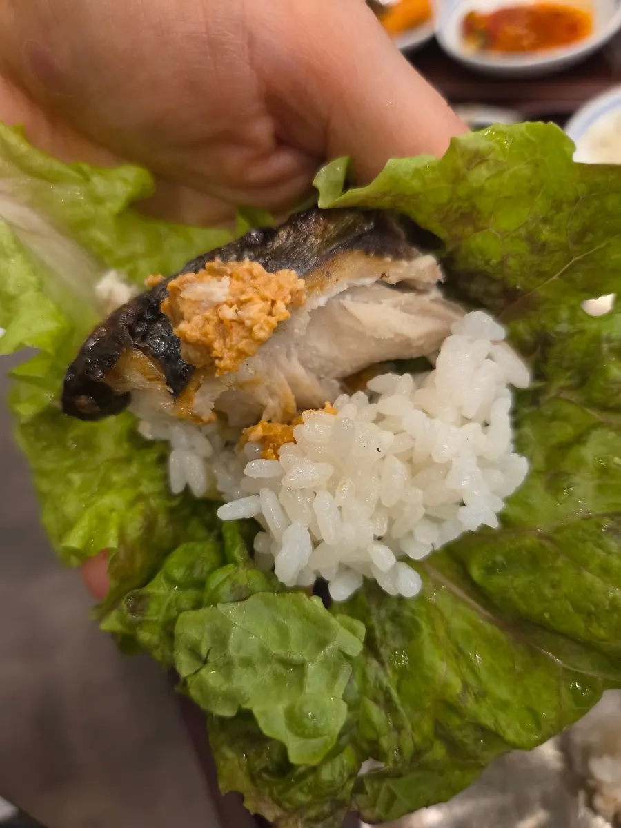 Grilled Spanish mackerel enjoyed with wasabi