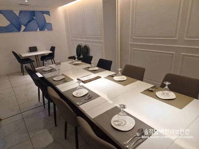 View of the hall tables at That Man's Italian Restaurant & Lounge