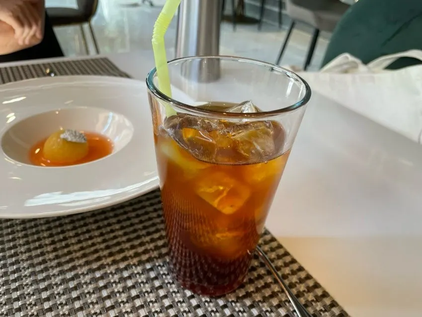 서비스로 나온 복숭아 셔벗과 아이스 아메리카노
