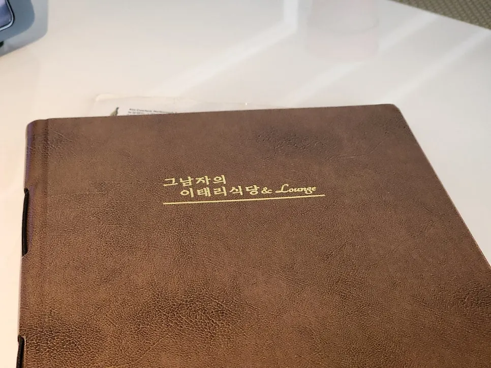 레스토랑에 준비된 병와인과 글라스 와인