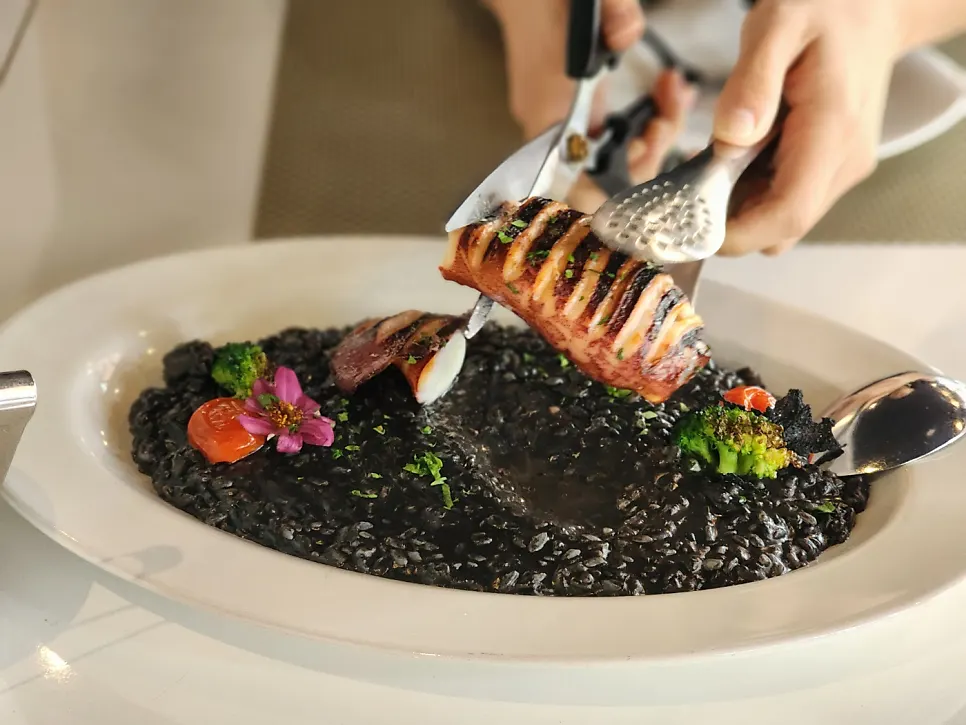 테이블에 차려진 코스 음식