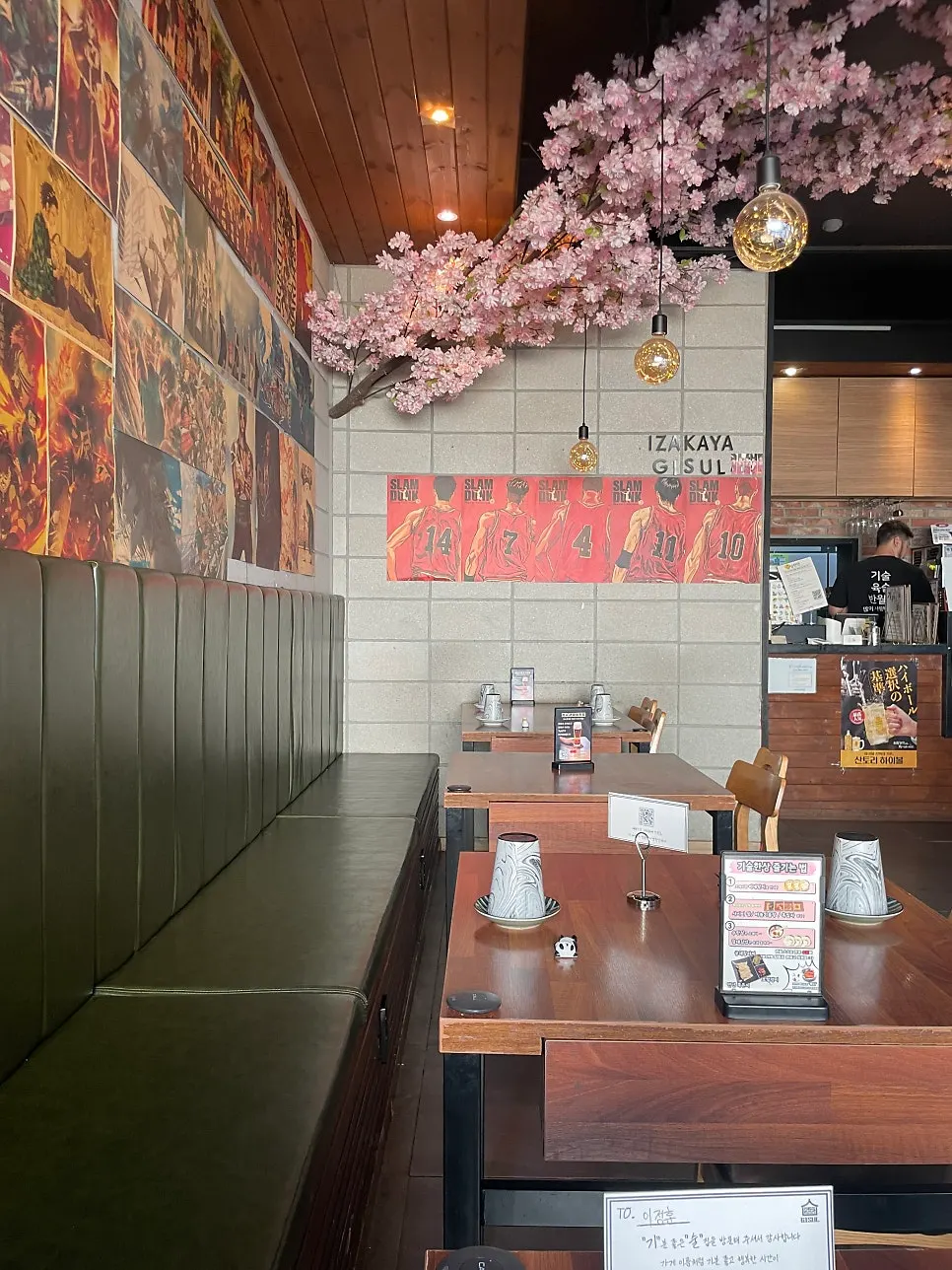 Japanese-style interior decor and lighting
