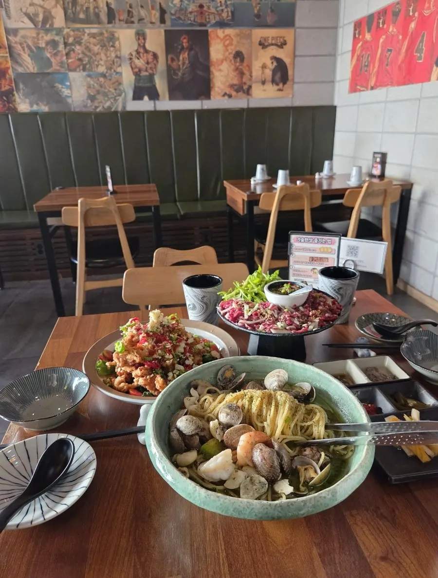 Toàn cảnh cây anh đào bên trong quán izakaya Gisul