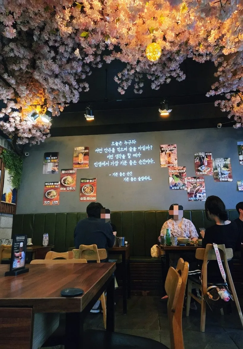 Bàn ghế ngồi dưới gốc anh đào