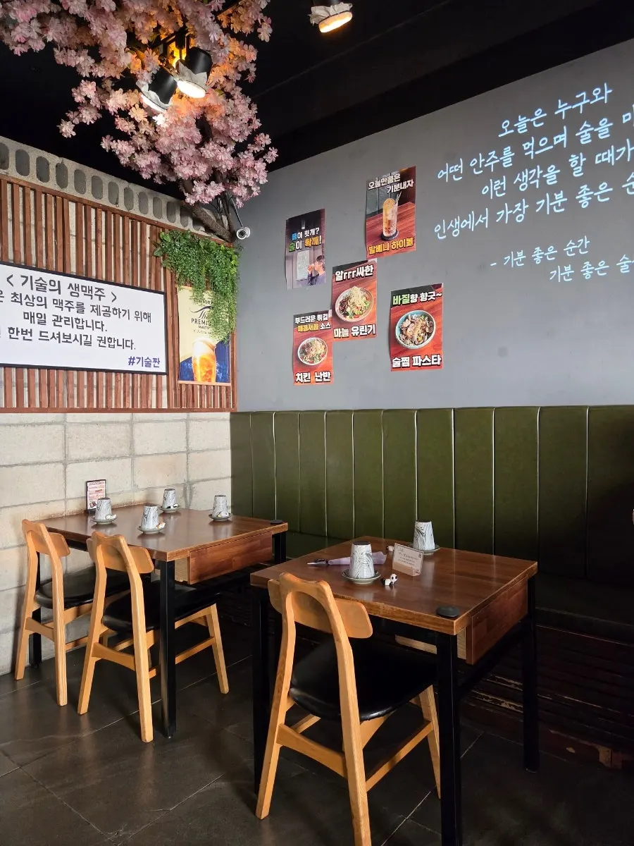 Không gian quán izakaya với khoảng nửa số bàn có khách