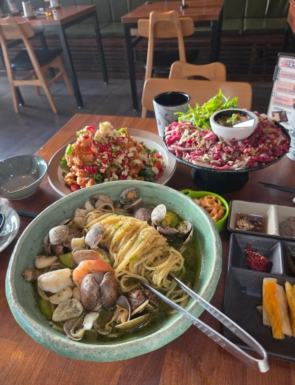 Bàn ăn với các món nhậu đã gọi