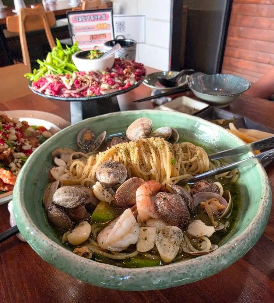 Đĩa pasta basil hấp rượu