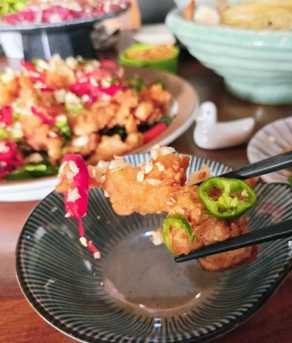Cảnh gắp pasta để ăn
