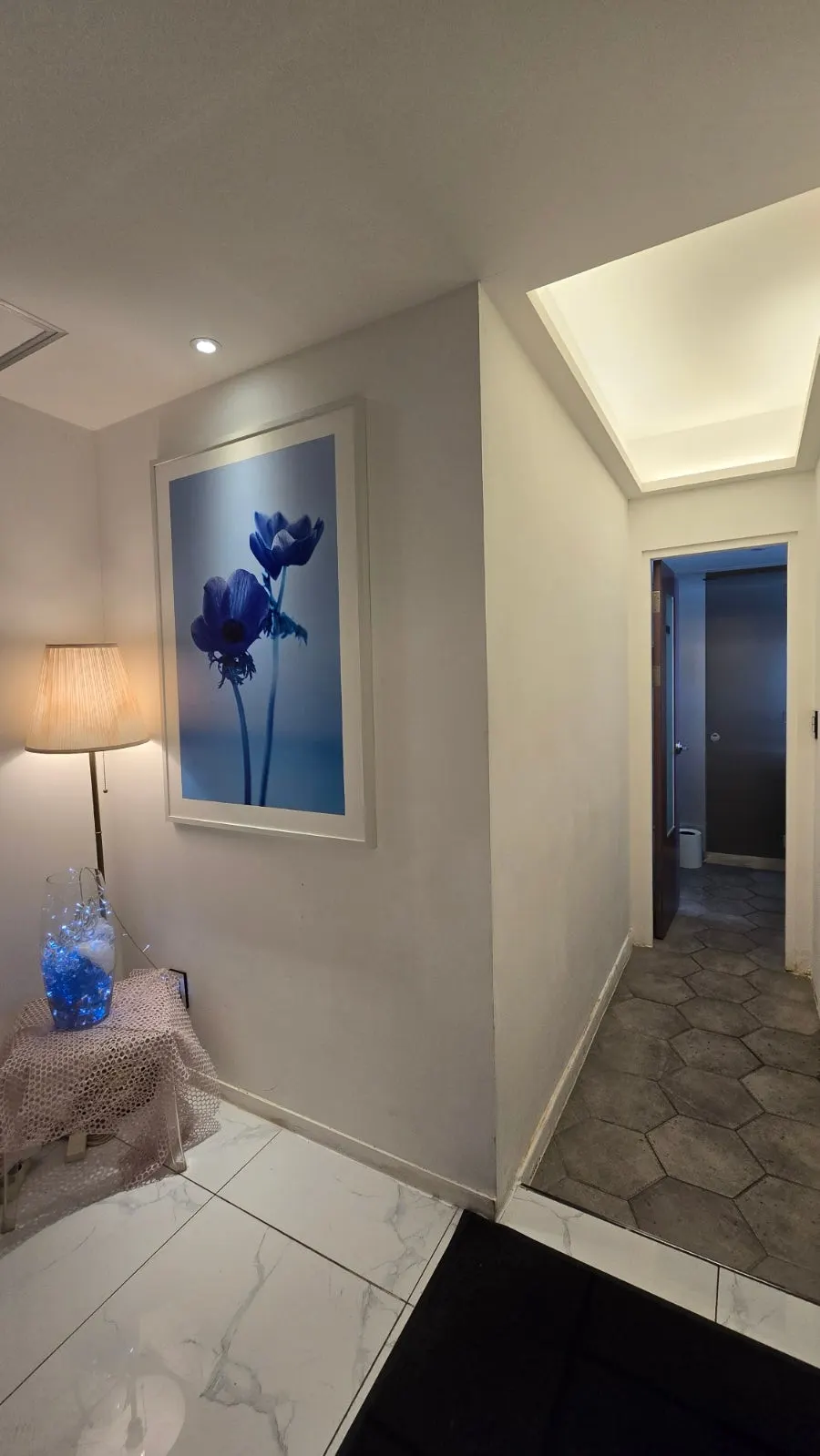 Hotel-lobby-like hallway inside the restaurant