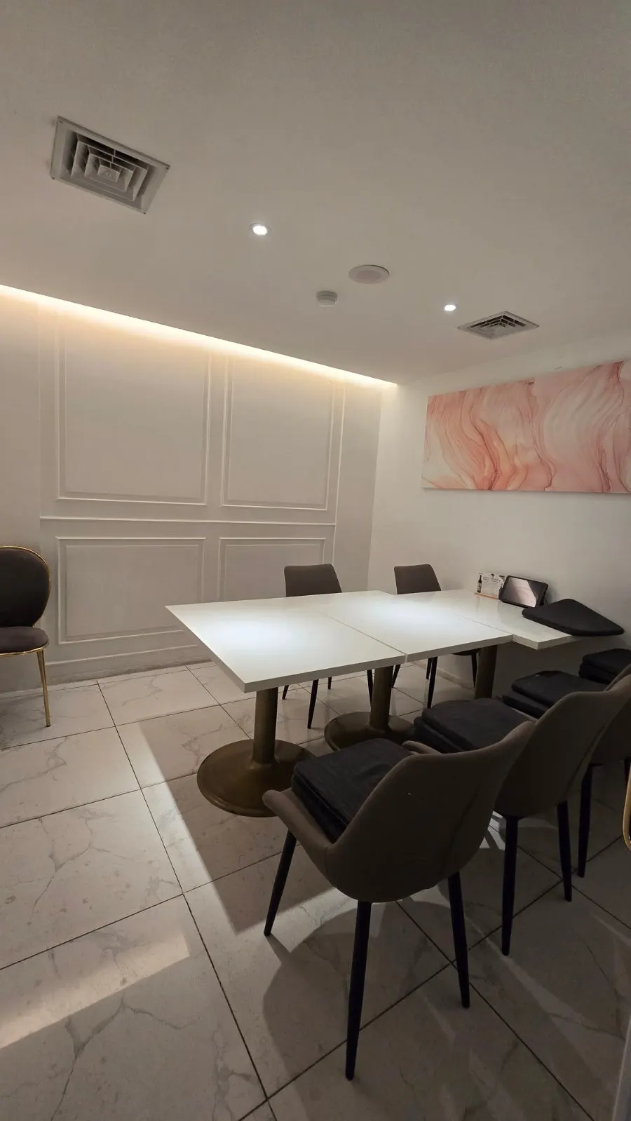 Independent private room for family gatherings and business meetings